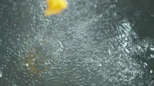 Pasta in gekookt water gooien, slow motion. — Stockvideo