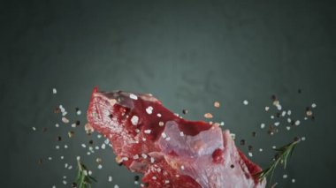 Düşen lezzetli bifteğe yakın çekim, yavaş çekim..
