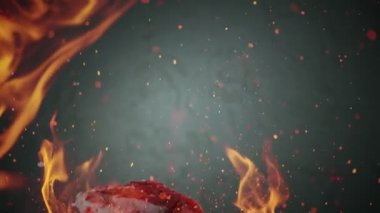 Düşen lezzetli bifteğe yakın çekim, yavaş çekim..