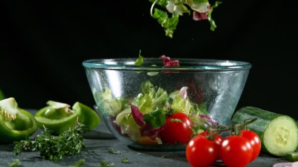 Super langsom bevægelse skud af flyvende frisk salat på 1000 fps. – Stock-video