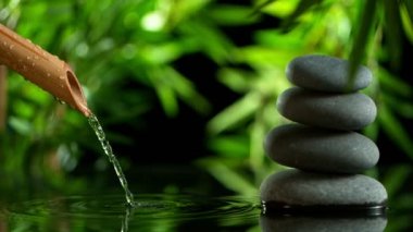 Su akışının bambu, spa ve sağlık konseptinden sızması süper yavaş bir hareket..