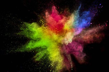 Siyah arkaplanda renkli barut patlaması.