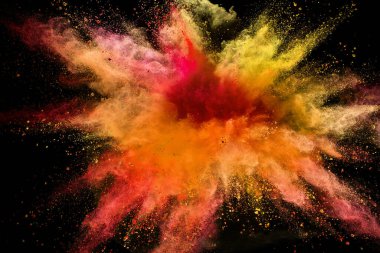 Siyah arkaplanda renkli barut patlaması.