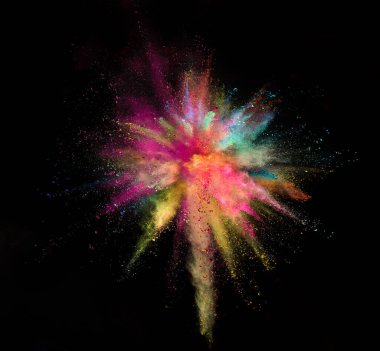 Siyah arkaplanda renkli barut patlaması.