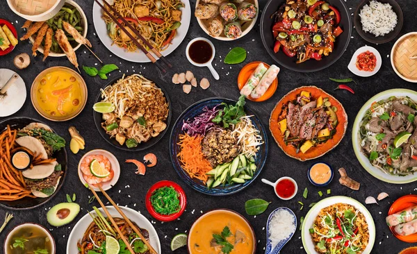 Asiatisk mat bakgrund med olika ingredienser på rustika sten bakgrund, ovanifrån. — Stockfoto