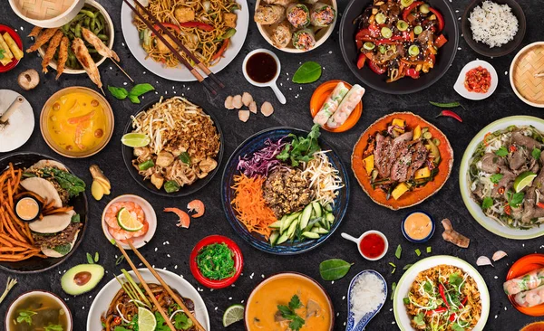 Fondo de comida asiática con varios ingredientes sobre fondo de piedra rústica, vista superior. —  Fotos de Stock