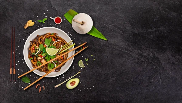 Udon noodles ασιατικό φόντο τροφίμων σε ρουστίκ πέτρινο τραπέζι. — Φωτογραφία Αρχείου