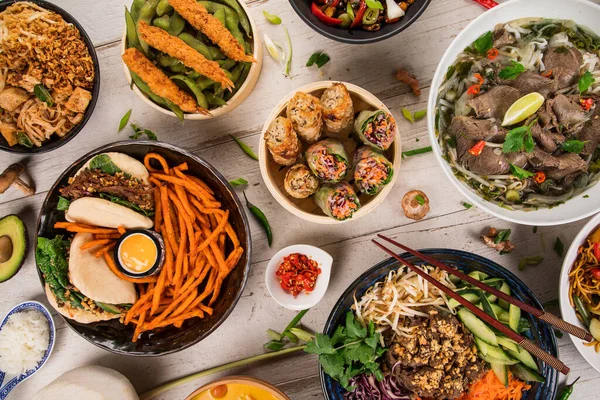 열 대 목조로 된 다양 한 재료들이 있는 아시아 음식 배경, 맨 위 사진. — 스톡 사진