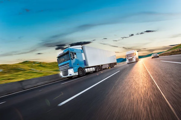 Camion con container su strada, concetto di trasporto merci. — Foto Stock