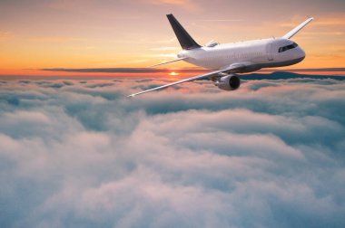 Dramatik bulutların üzerinde uçan ticari uçak..