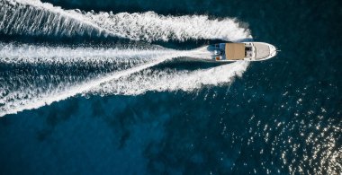 Akdeniz 'de sürat teknesi, hava manzaralı.