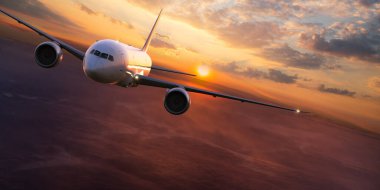 Dramatik bulutların üzerinde uçan ticari uçak..