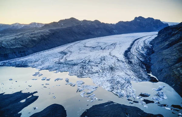 Bela vista aérea do sistema fluvial glaciar na Islândia . — Fotografia de Stock