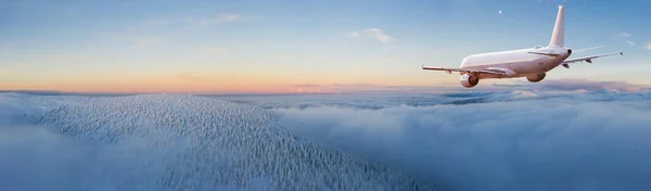 Avión comercial jetliner volando por encima de nubes dramáticas. — Foto de Stock