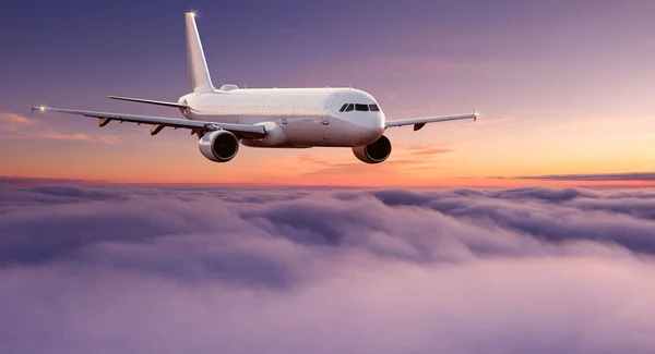 劇的な雲の上を飛ぶ民間航空機のジェット旅客機. — ストック写真