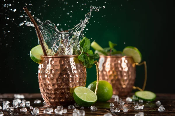 Famoso salpicadura Moscú mula cóctel alcohólico en tazas de cobre . —  Fotos de Stock