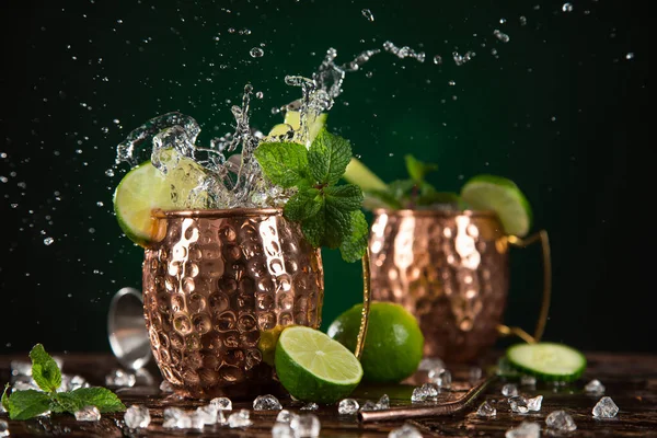 Berömd stänk Moskva mula alkoholhaltig cocktail i kopparmuggar. — Stockfoto