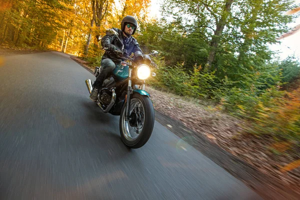가을 숲에서 오토바이를 타는 운전사 — 스톡 사진