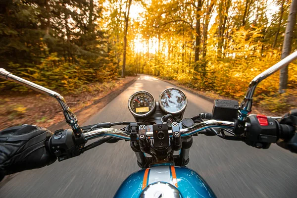 Водій мотоцикла їде в осінньому лісі — стокове фото