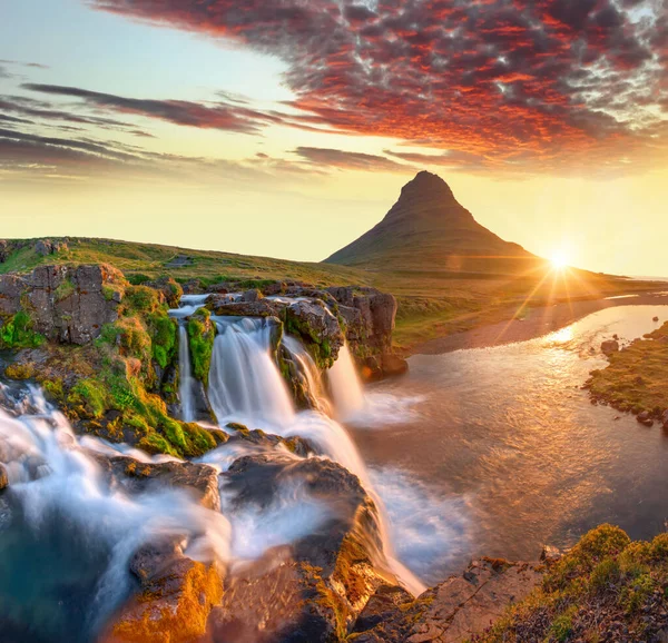 Prachtig landschap met zonsopgang op Kirkjufellsfoss waterval en Kirkjufell berg, IJsland. — Stockfoto