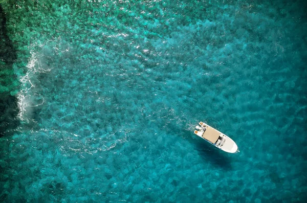 Bateau de vitesse en mer Méditerranée, vue aérienne — Photo