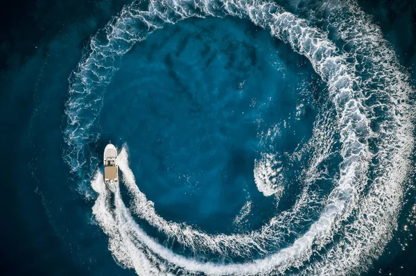 Speed boat in mediterranean sea, εναέρια θέα — Φωτογραφία Αρχείου