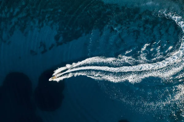 Rychlostní člun ve středozemním moři, letecký pohled — Stock fotografie