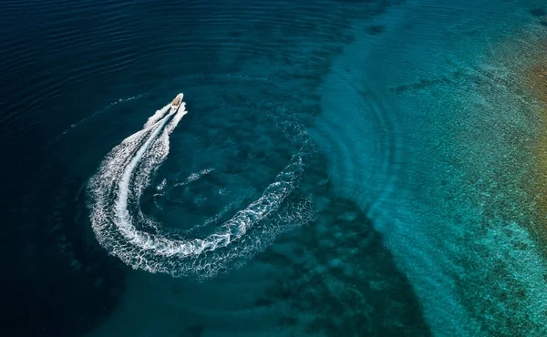 Rychlostní člun ve středozemním moři, letecký pohled — Stock fotografie