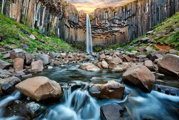 Svartifoss şelalesi. Skaftafell Ulusal Parkı, Vatnajokull Buzulu, İzlanda, Avrupa. — Stok fotoğraf