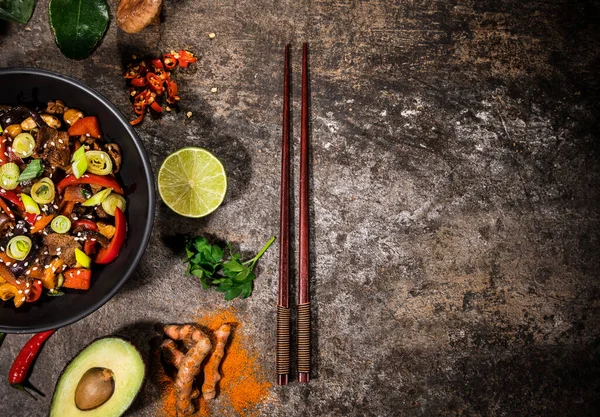 열 대의 돌 배경에 다양 한 재료가 있는 아시아 음식 배경, 맨 위에 보이는 것. — 스톡 사진