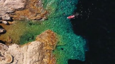 Tek başına kürek çeken kayakçının havadan çekimi..
