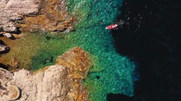 Flygfoto av ensam kajakpaddling framåt. — Stockvideo