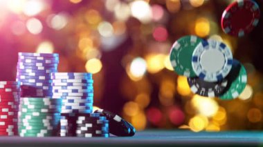 Poker fişleri kumarhane masasına düşüyor, yavaş çekim..