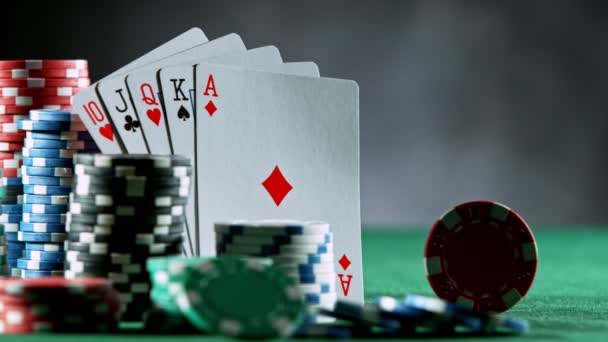 Poker żetony spadające na stół w kasynie, zwolnione tempo. — Wideo stockowe
