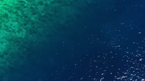 Bovenaanzicht vanuit de lucht op de zeewatertextuur. — Stockvideo
