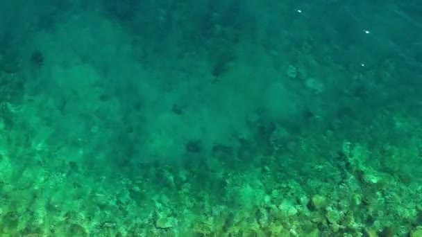 Antenn uppifrån och ner utsikt över havsvatten struktur. — Stockvideo