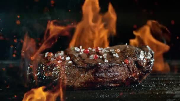 Detailní záběr chutný hovězí steak, zpomalený film. — Stock video