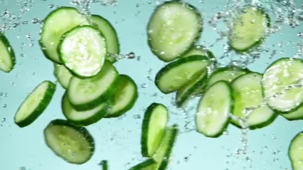 Super Slow Motion Skott av gurka med stänk vatten — Stockvideo