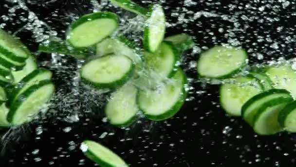 Super Slow Motion Skott av gurka med stänk vatten — Stockvideo