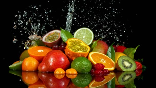 Super Slow Motion Shot świeżych owoców z wody rozpryskowej — Wideo stockowe