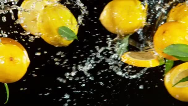 Tiro de movimento super lento de colisão de limões frescos com água salpicante — Vídeo de Stock