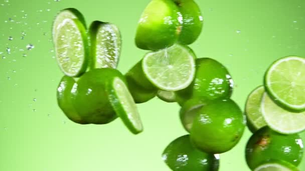 Super Slow Motion Shot van verse Limes botsing met spetterend water — Stockvideo