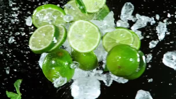 Super Slow Motion Shot van verse Limes botsing met spetterend water — Stockvideo