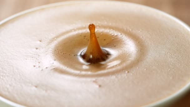 Şeker kamışını kahve fincanına düşürmek, süper yavaş moton. — Stok video
