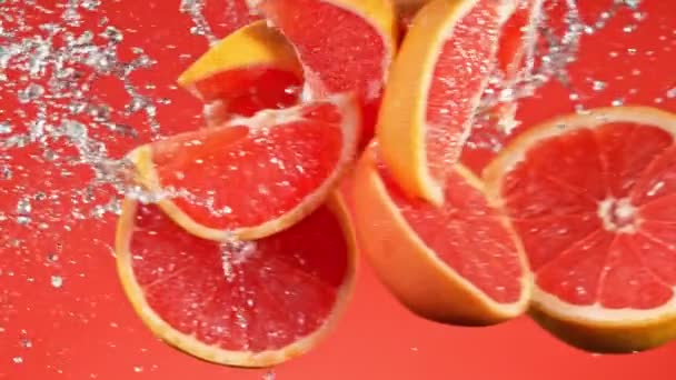 Super Slow Motion Shot van verse grapefruits botsing met spetterend water — Stockvideo