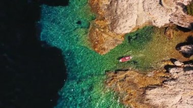 Tek başına kürek çeken kayakçının havadan çekimi..