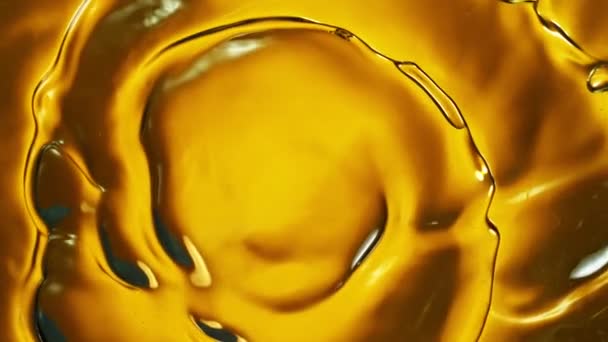Super Slow Motion Shot of Splashing Oil em fundo dourado a 1000fps. — Vídeo de Stock