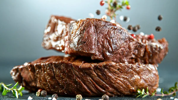 Taş masadaki lezzetli bifteğe yakın plan. — Stok fotoğraf