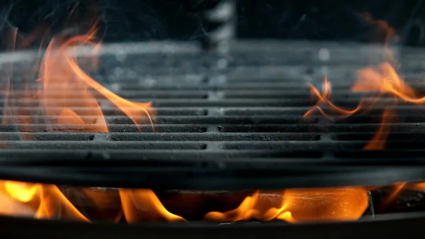 Tomma flammande träkolsgrill, redo för produktplacering. — Stockfoto