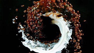 Taze kavrulmuş kahve çekirdekleri havada uçuşuyor.